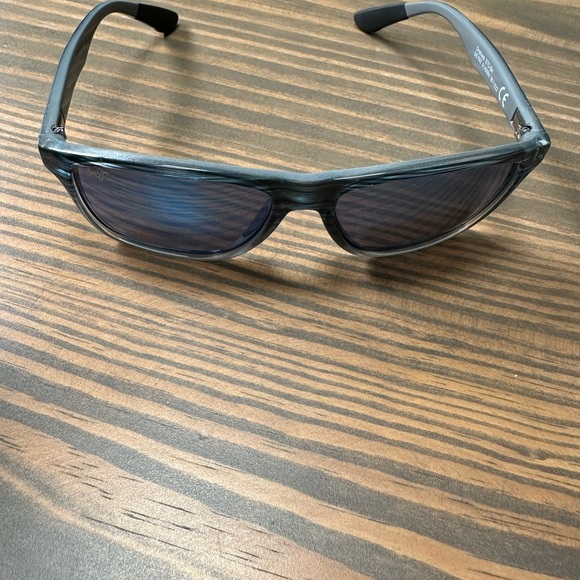 Maui Jim sunglasses onshore - Picture 2 of 7